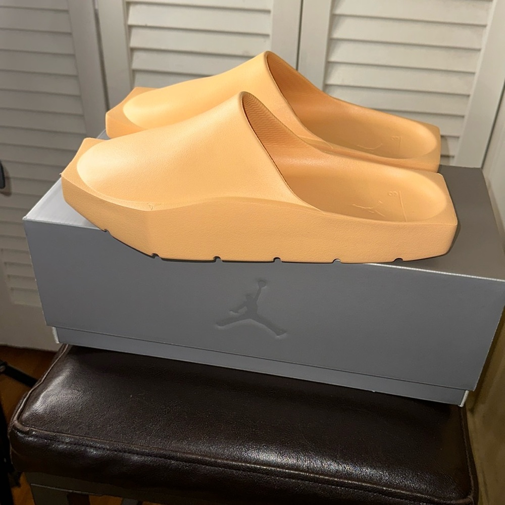 WMNS Jordan Hex Mule…”Celestial Gold”